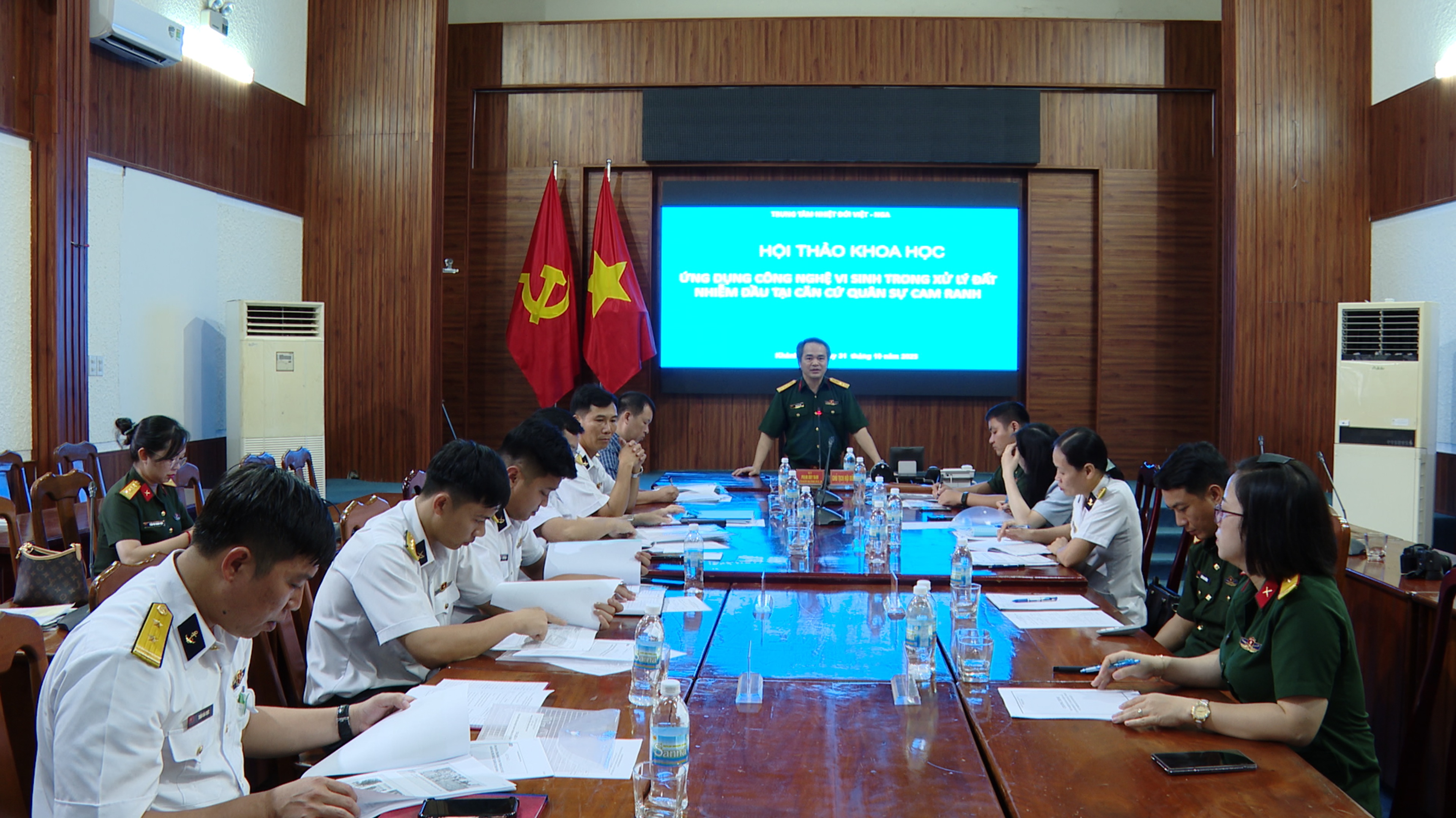 Hội thảo "Ứng dụng công nghệ vi sinh trong xử lý đất nhiễm dầu tại Căn cứ quân sự Cam Ranh"